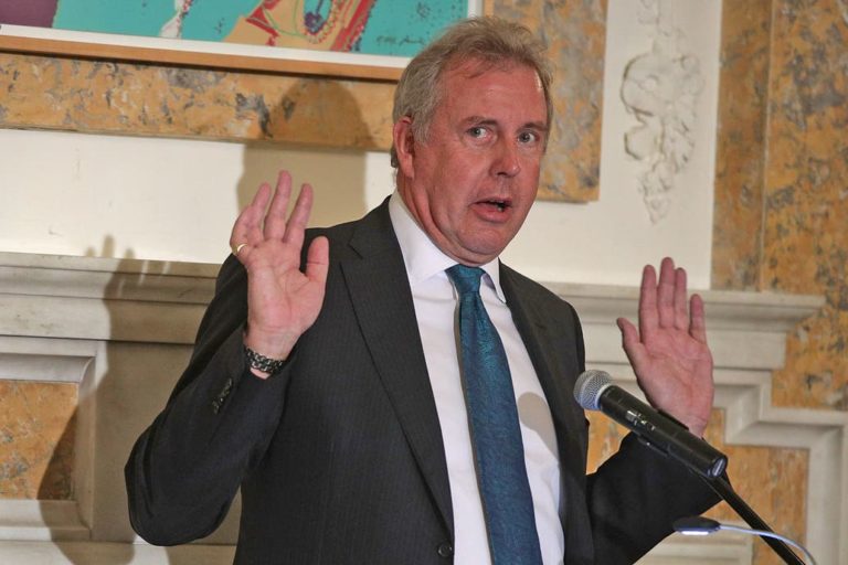 Renuncia embajador británico que llamó «inepto» a Trump