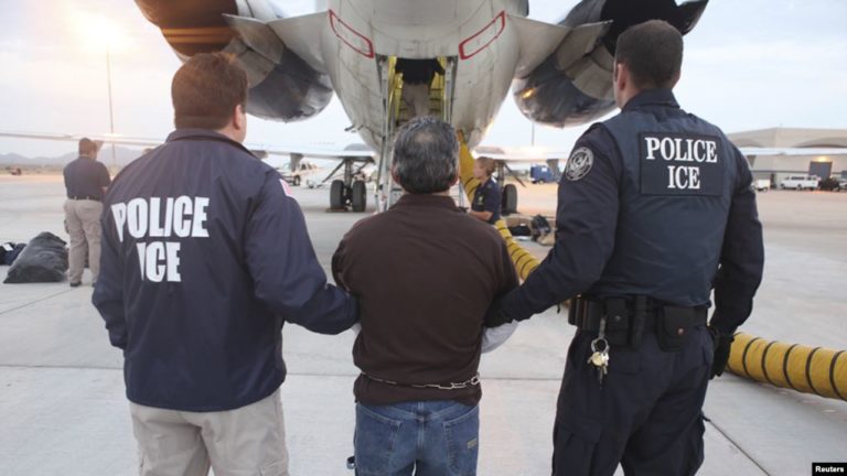 ICE deportó a 40 criminales, tres de ellos hispanos