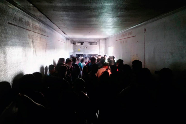 México: 112 migrantes viajaban en remolque de camión