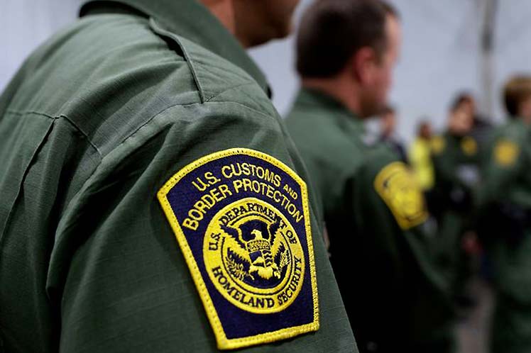 Agente de la CBP obliga a niña a escoger entre mamá y papá