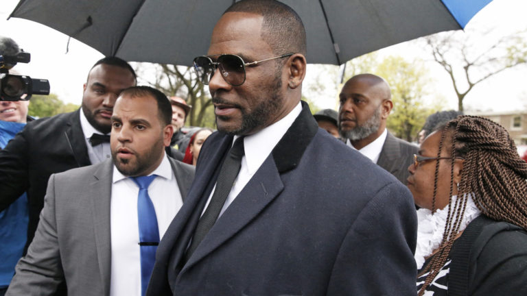R. Kelly es detenido por presunta agresión sexual