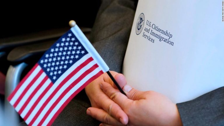 Gobierno de Trump revisa prueba de ciudadanía