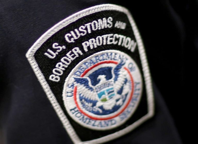 CBP no puede pedir papeles de viajeros al bajar del avión