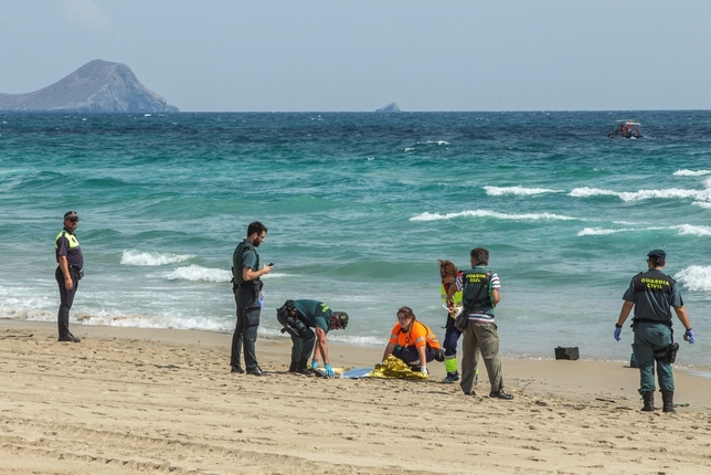 Muere piloto español: Avión del ejército cayó al mar