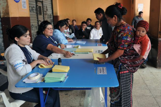 Con desconfianza Guatemala vota para decidir su futuro