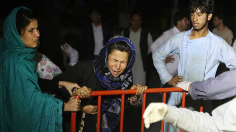 Ataque suicida deja decenas de muertos en Kabul