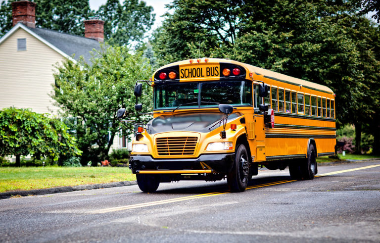 Autobús escolar retrasó el paso en  Albemarle Rd