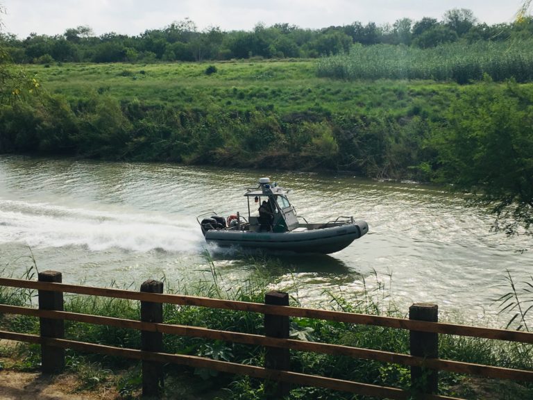 Hallan a tres inmigrantes muertos en el río Bravo