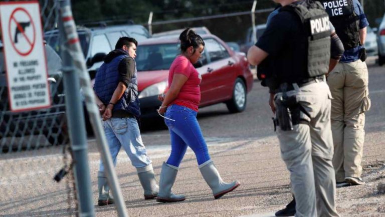 Madre lactante detenida por ICE sigue bajo arresto
