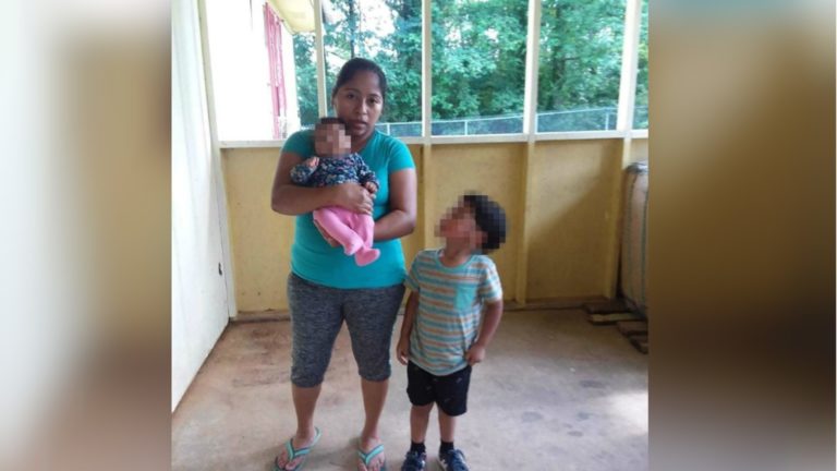 Madre guatemalteca capturada por ICE sigue detenida