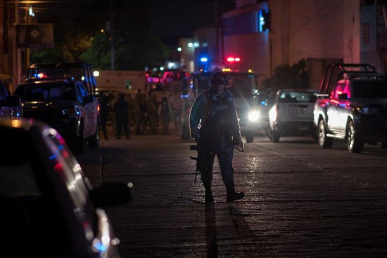Policías mexicanos asaltan a grupo de inmigrantes cubanos