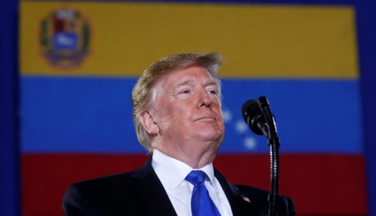 Trump firma embargo contra régimen de Maduro