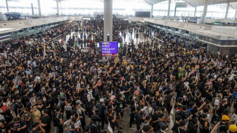 Aeropuerto de Hong Kong suspendió operaciones por manifestaciones