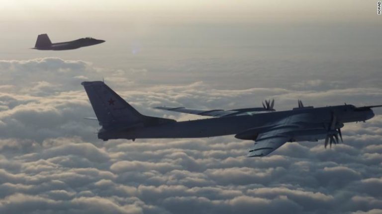 Bombarderos rusos interceptados por aviones estadunidenses