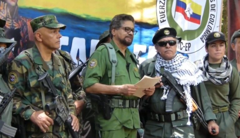 Ex jefe de las FARC reaparece y anuncia que retoma las armas