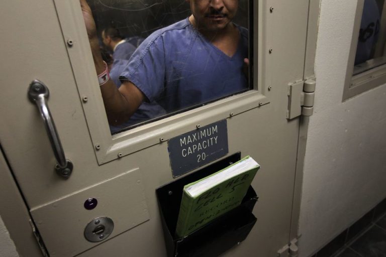 Inmigrantes detenidos en condiciones similares a las de “El Chapo”