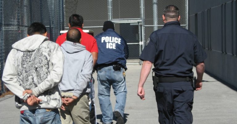 Juez: Ayudar a inmigrantes no será un crimen