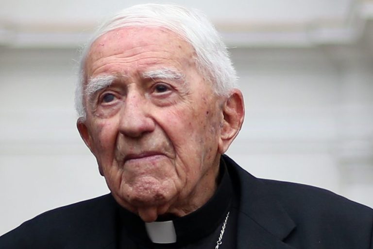 Vaticano investiga a arzobispo, tío de Sebastián Piñera