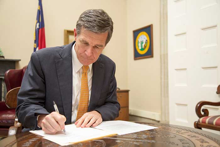 Gobernador Cooper aprueba bonos para maestros