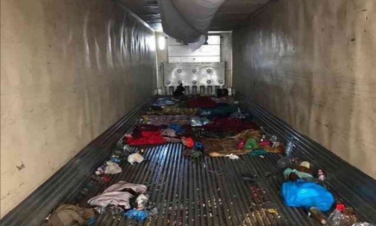 ¡Detenidos! 146 migrantes viajaban en tractocamión