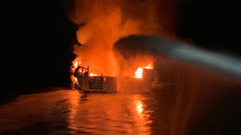 Barco arde en llamas frente a costa de California