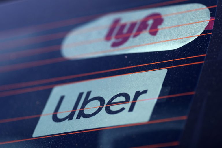 Ley de California pone en aprietos a Uber y Lyft
