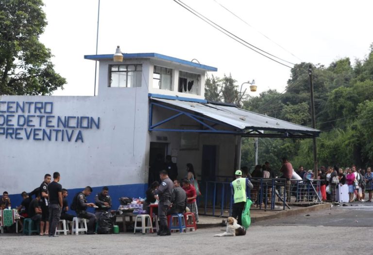 Cientos de personas se niegan a salir de cárcel guatemalteca