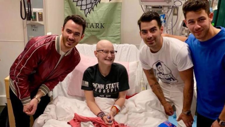 Jonas Brothers visitan a fanática en quimioterapia