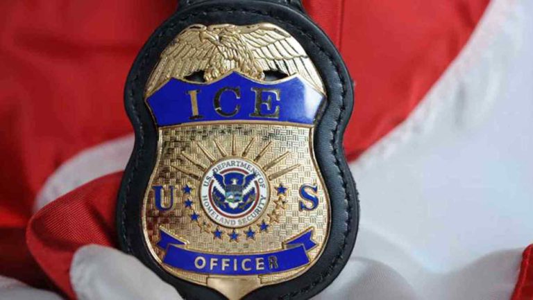 Profesor dice a adolescente que será deportado por ICE
