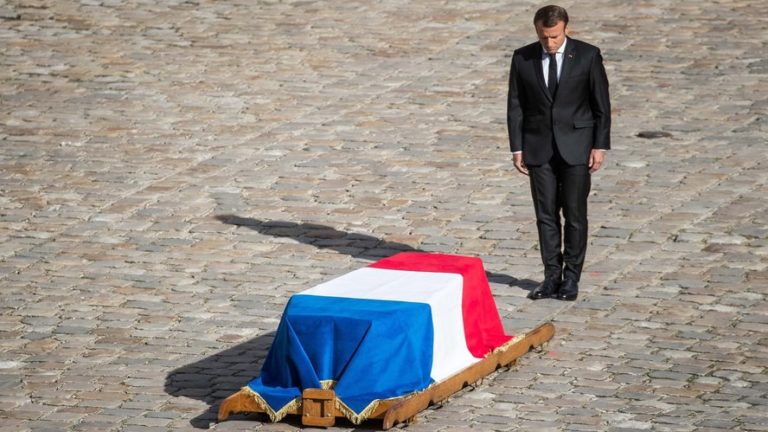 ¡Despedida con honores! Rinden homenaje a Chirac