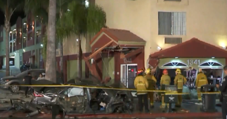 Un vehículo se estrelló contra Motel en Los Ángeles