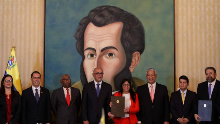 Oposición minoritaria negociará con régimen de Maduro