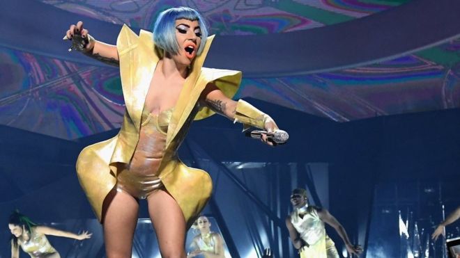 En Concierto: Lady Gaga se cae del escenario