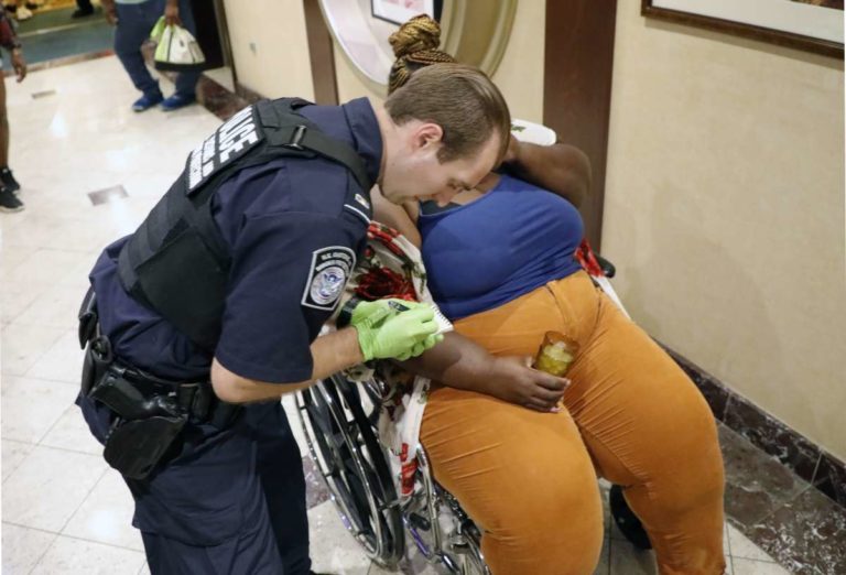 Agente del CBP detiene a madre que él mismo llevó al hospital