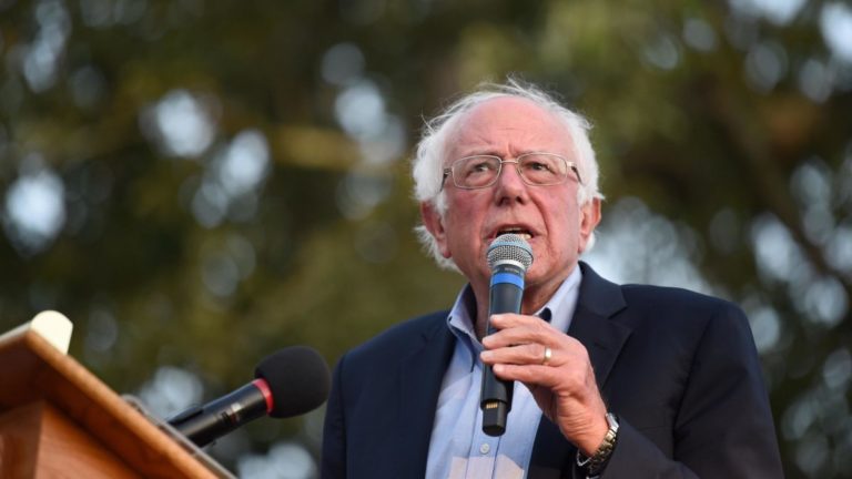 ¡No renuncia! Sanders continúa en campaña pese a infarto
