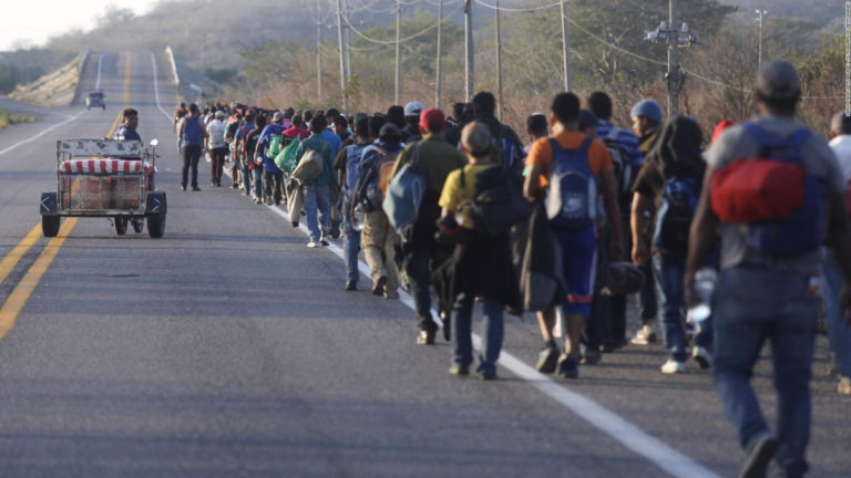 Miles de migrantes parten en caravana hacia EEUU