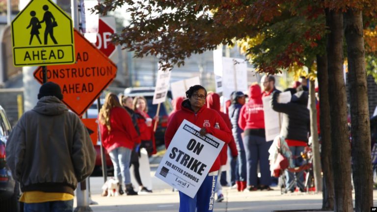 Más de 20.000 maestros se van a huelga en Chicago