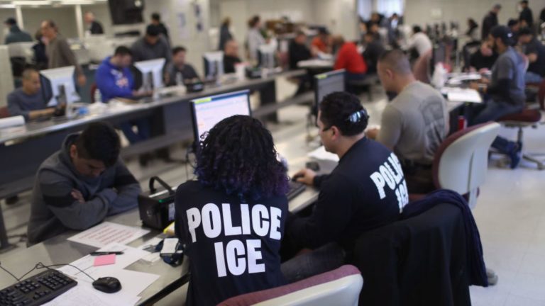 Ley californiana impide a ICE usar bases de datos estadales