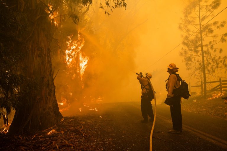 California: Incendios provocan evacuaciones y apagones
