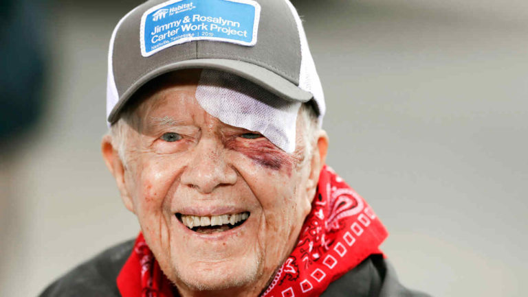 Jimmy Carter sufre caída y recibe puntos de sutura