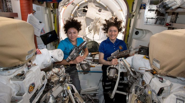Realizan caminata espacial exclusivamente de mujeres