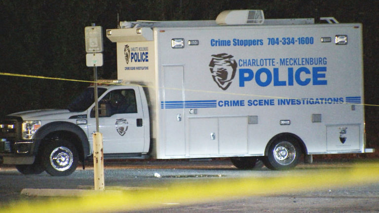 Policía halla a una mujer muerta al oeste de Charlotte