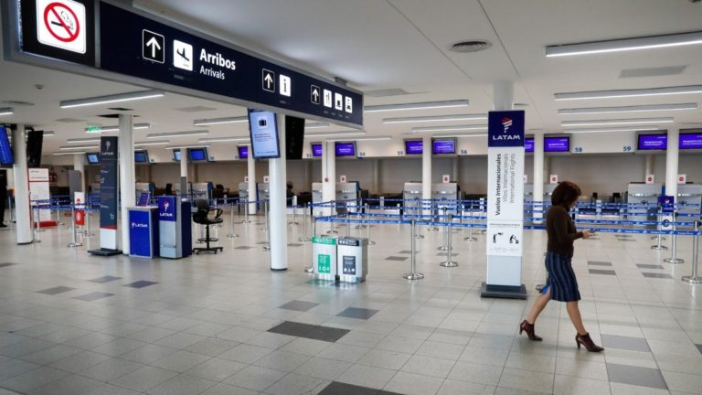 Venezolanos permanecen retenidos en Aeropuerto de Cancún