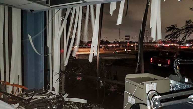 Tornado: Heridos, destrozos y falta de luz en Dallas