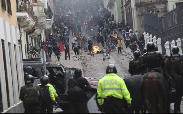 Batalla campal en Quito entre manifestantes y fuerzas de seguridad