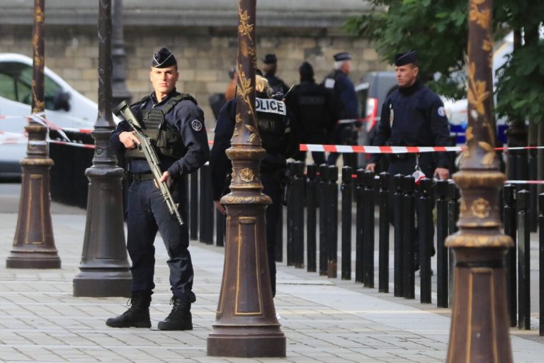 Francia descarta terrorismo en ataque a sede policial
