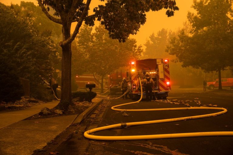 ¡Vientos avivan fuego! Más de 180 mil evacuados en California