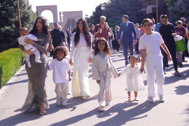 Kim Kardashian bautizó a sus hijos en Armenia