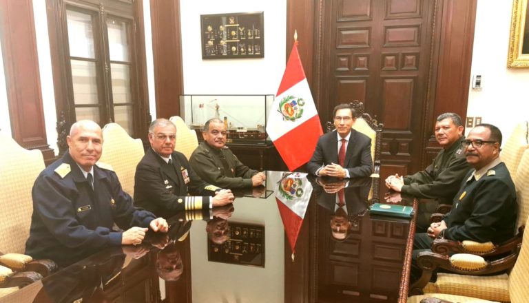 Militares y policías de Perú leales al presidente Vizcarra