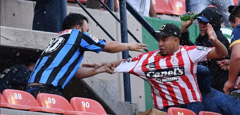 Batalla campal entre fanáticos obliga a suspender partido de fútbol